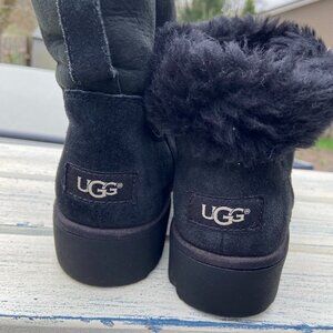 UGG Classic Short Black Shearling lined Boots Women’s 7.5